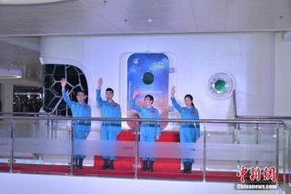 Chinese researchers emerge from space simulation