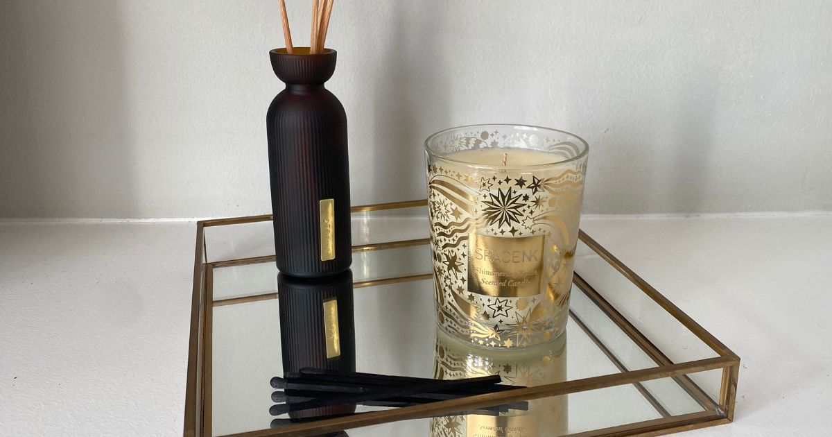 Cette bougie épicée remplit mon appartement du parfum d'hiver le plus douillet et est sur le point de devenir *très* populaire