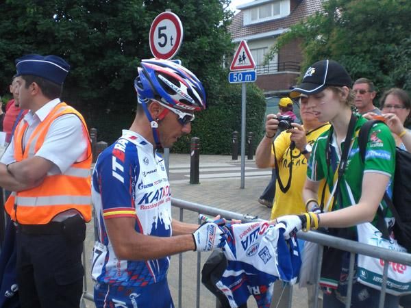 Joaquin Rodriguez (Katusha) signed a new contract at Katusha. Here he signs for the fans.