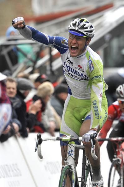 An ecstatic Jacopo Guarnieri (Liquigas - Cannondale) takes the win.