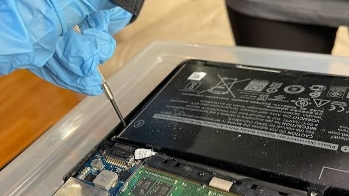 How to Safely Remove a Swollen Battery from Your Laptop