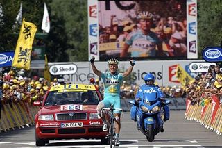 Stage winner Alexander Vinokourov celebrates as he wins stage 15.