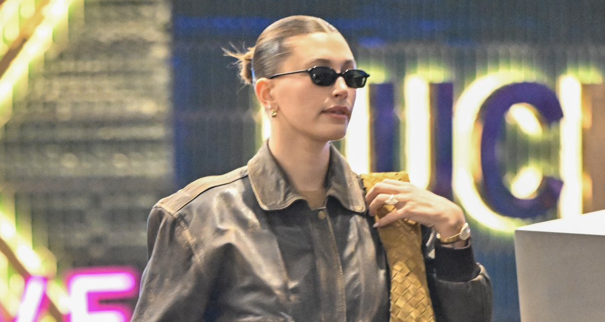 Le sac Hop à 4 900 $ de Bottega Veneta est le personnage principal du style maman de Hailey Bieber