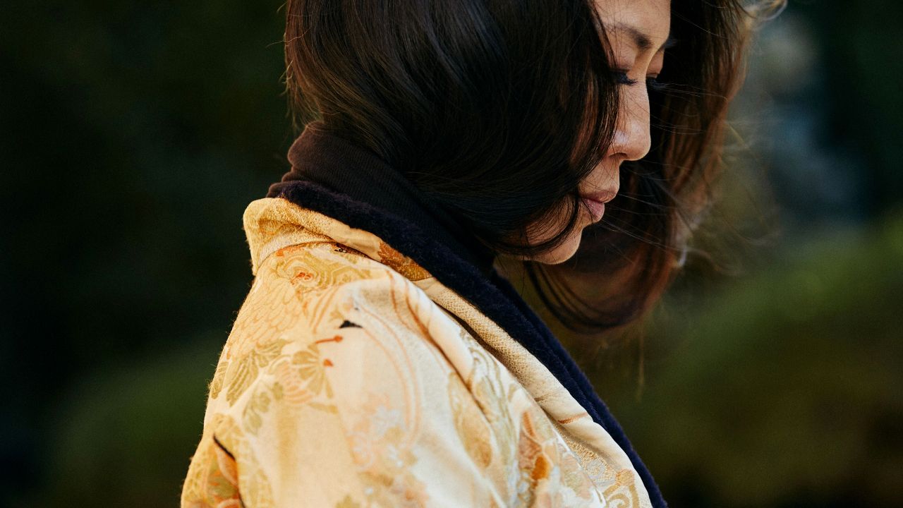 Hair, Yellow, Shoulder, Beauty, Skin, Hairstyle, Neck, Eye, Outerwear, Human, 