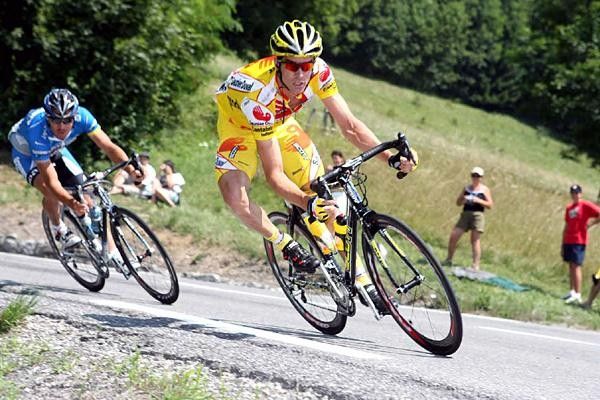 David Millar (Saunier Duval) tries to escape with Yaroslav Popovych