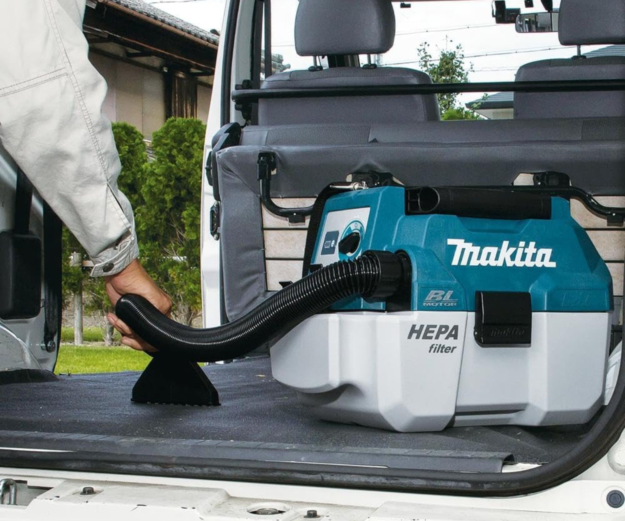 Makita DVC750LZ 18V in car boot
