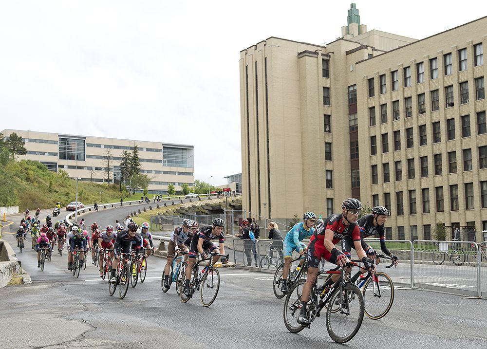 The peloton descend one of the two climbs on the Montreal circuit