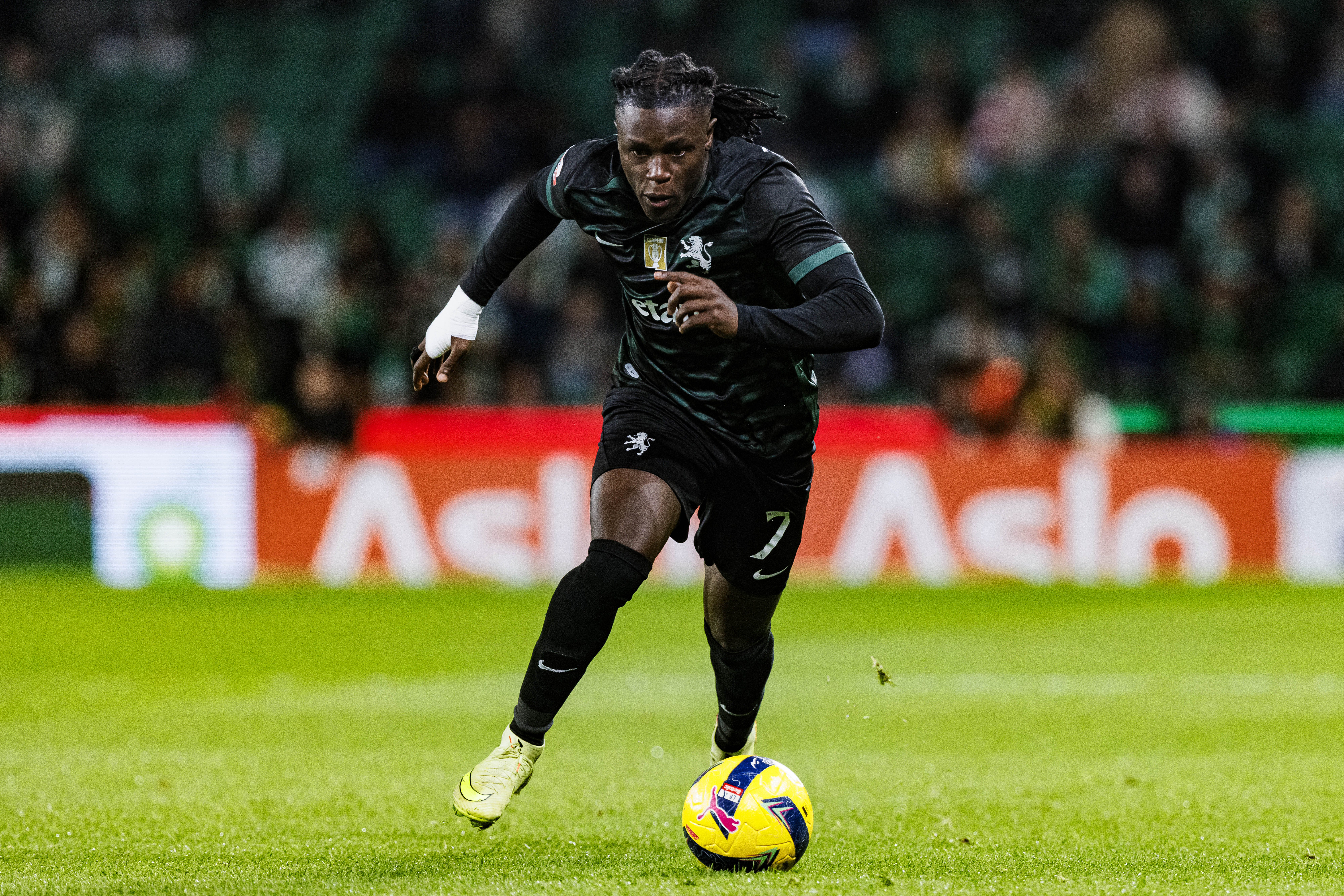 LISBON, PORTUGAL - NOVEMBER 30: Geovany Quenda of Sporting CP drives the ball during the Primeira Liga match between Sporting CP and CF Estrela da Amadora at Estadio Jose Alvalade on November 30, 2025 in Lisbon, Portugal. (Photo by Maciej Rogowski/Eurasia Sport Images/Getty Images)