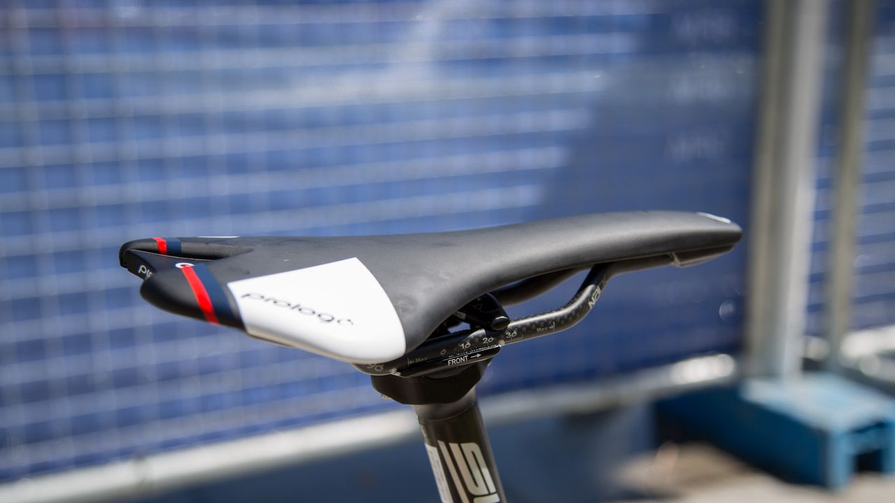The Prologo saddle features a flash of the team colours