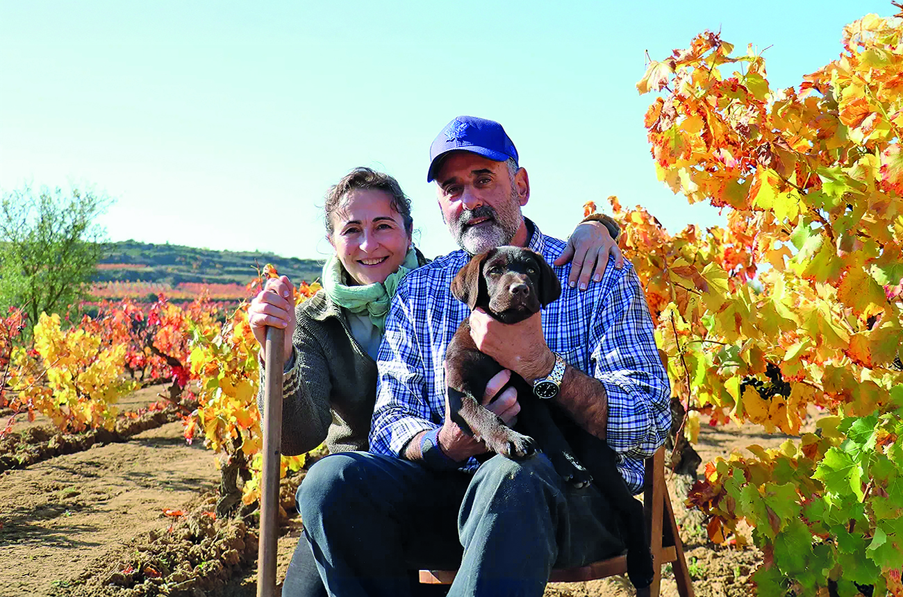 Maite Fern&amp;aacute;ndez and Abel Mendoza in a vineyard