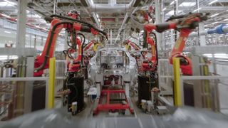 Un automóvil Tesla construido por una máquina en la fábrica de Giga