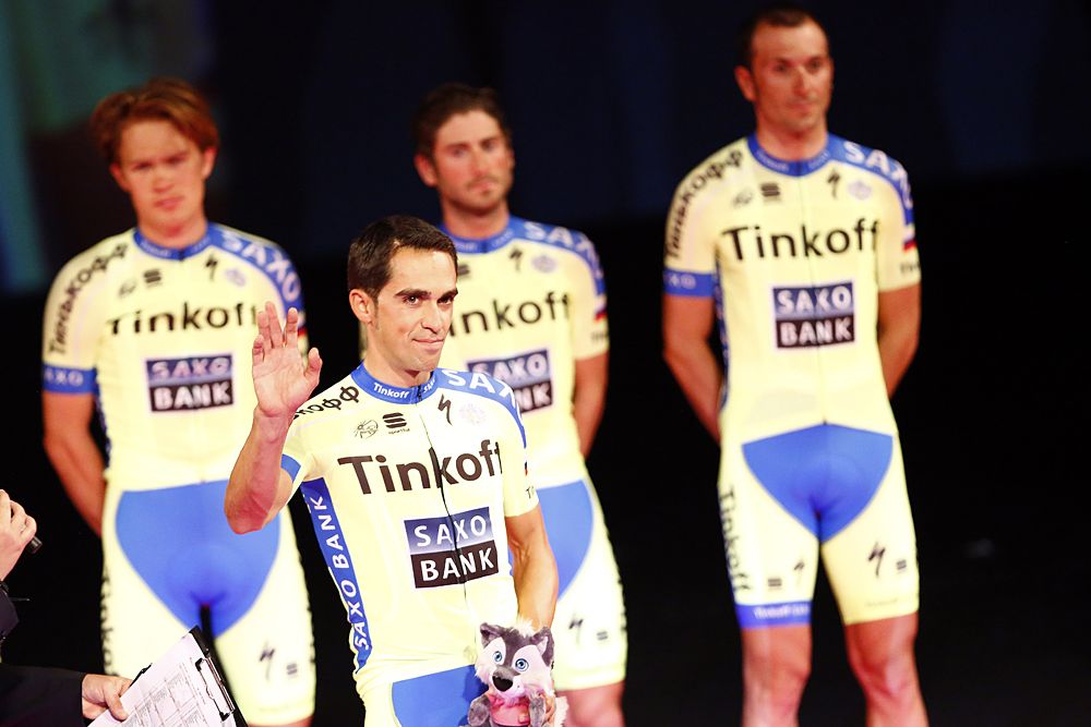 Contador waves to the crowds