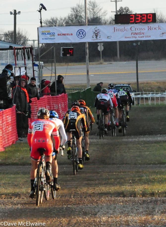A huge number of riders were still together halfway through the race