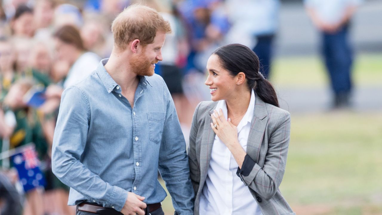 dubbo, australia october 17 prince harry, duke of sussex and meghan, duchess of sussex arrive at dubbo airport on october 17, 2018 in dubbo, australia the duke and duchess of sussex are on their official 16 day autumn tour visiting cities in australia, fiji, tonga and new zealand photo by samir husseinsamir husseinwireimage