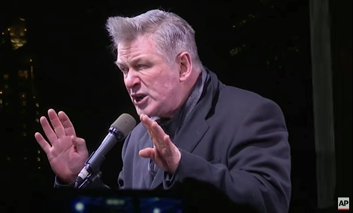 Alec Baldwin does Donald Trump at anti-Trump rally