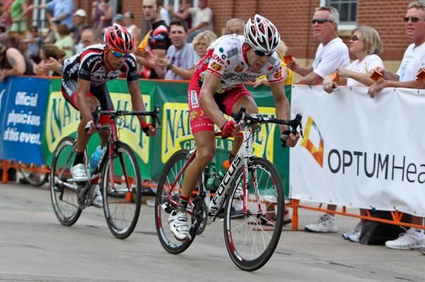 Bernard Van Ulden (Jelly Belly) leading Luis Amaran (Jamis-Sutter Home) into the last lap.