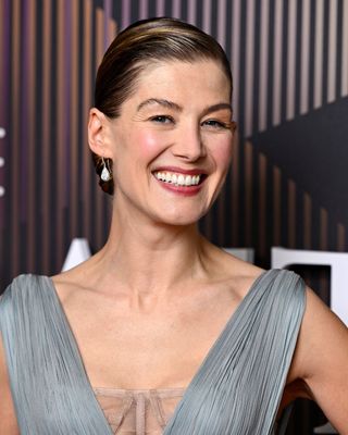 Rosamund Pike wearing a side parting at the BAFTAs 2024
