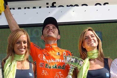 Samuel Sanchez (Euskaltel-Euskadi) thanks the man above.
