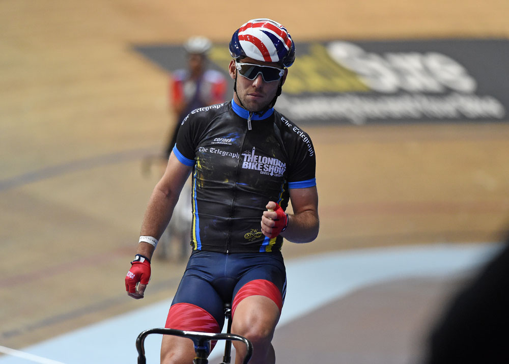 Mark Cavendish takes a tumble ahead of Revolution Series team pursuit (vide...