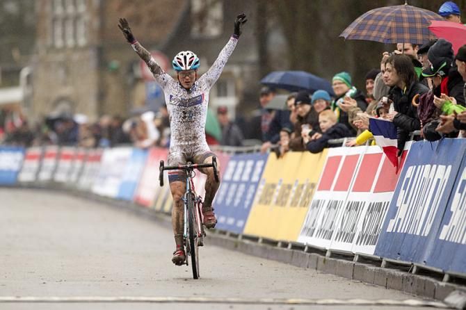 Katie Compton wins the World Cup in Namur