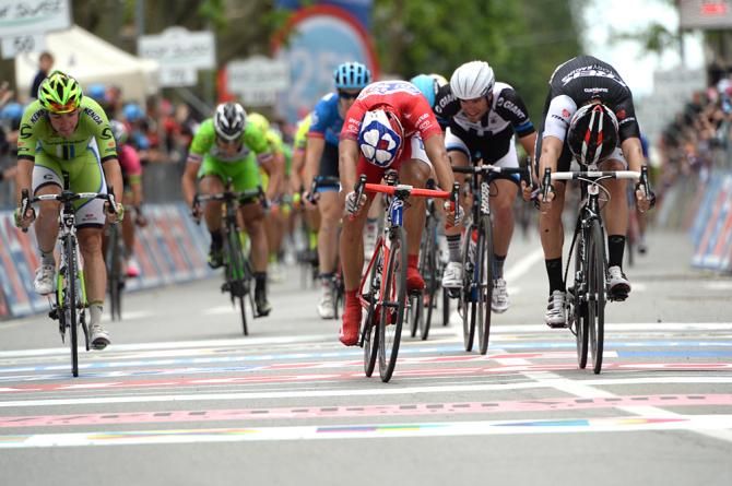 The sprint for fourth goes to Bouhanni
