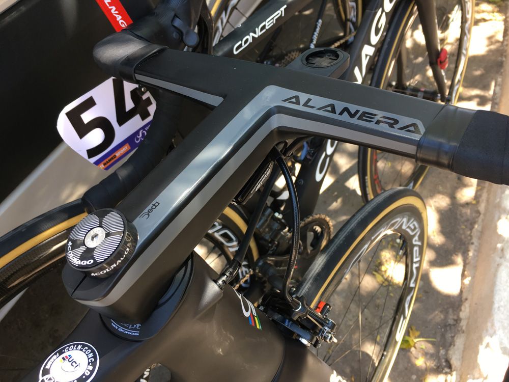 The Deda Alanera carbon one-piece bars were in use at UAE Team Emirates