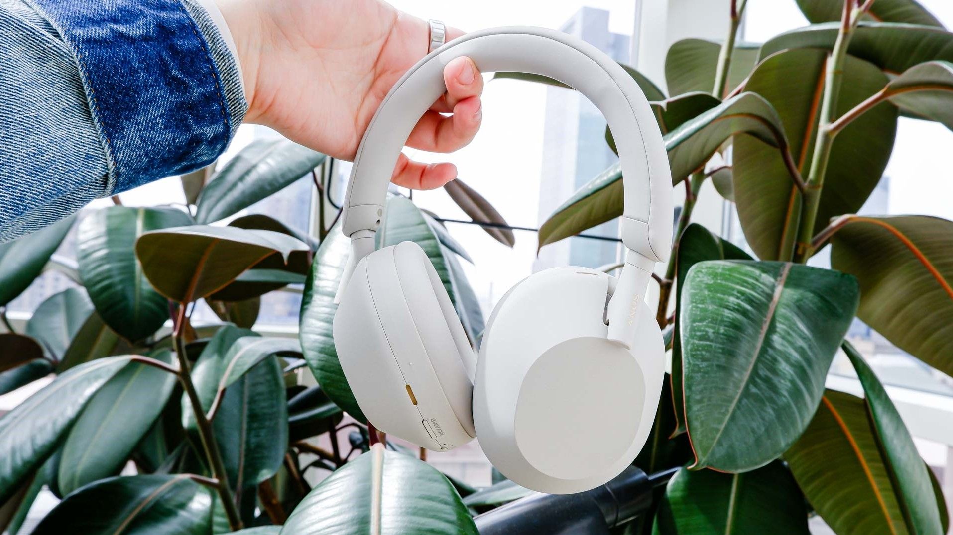 I wore the Sony WH-1000XM5 headphones on a 13-hour flight — and it