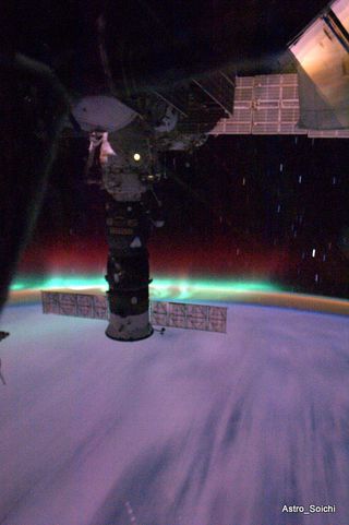 Dazzling Photo: Space Station Flies Through Big Space Storm