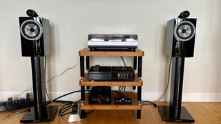 The Lenco L-3180 on a table with speakers on either side of it