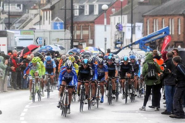 UnitedHealthcare and Sky lead the chase of the breakaway late in stage 3.