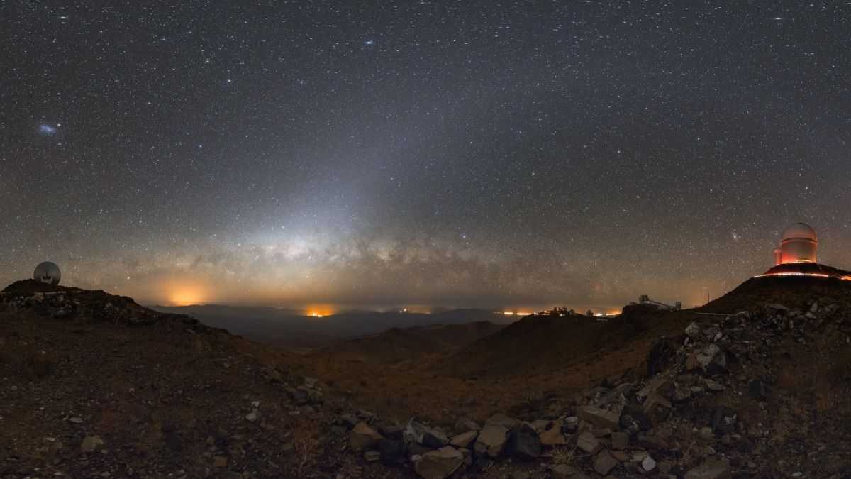 Vía Láctea brilla con telescopios en el desierto de Atacama en foto