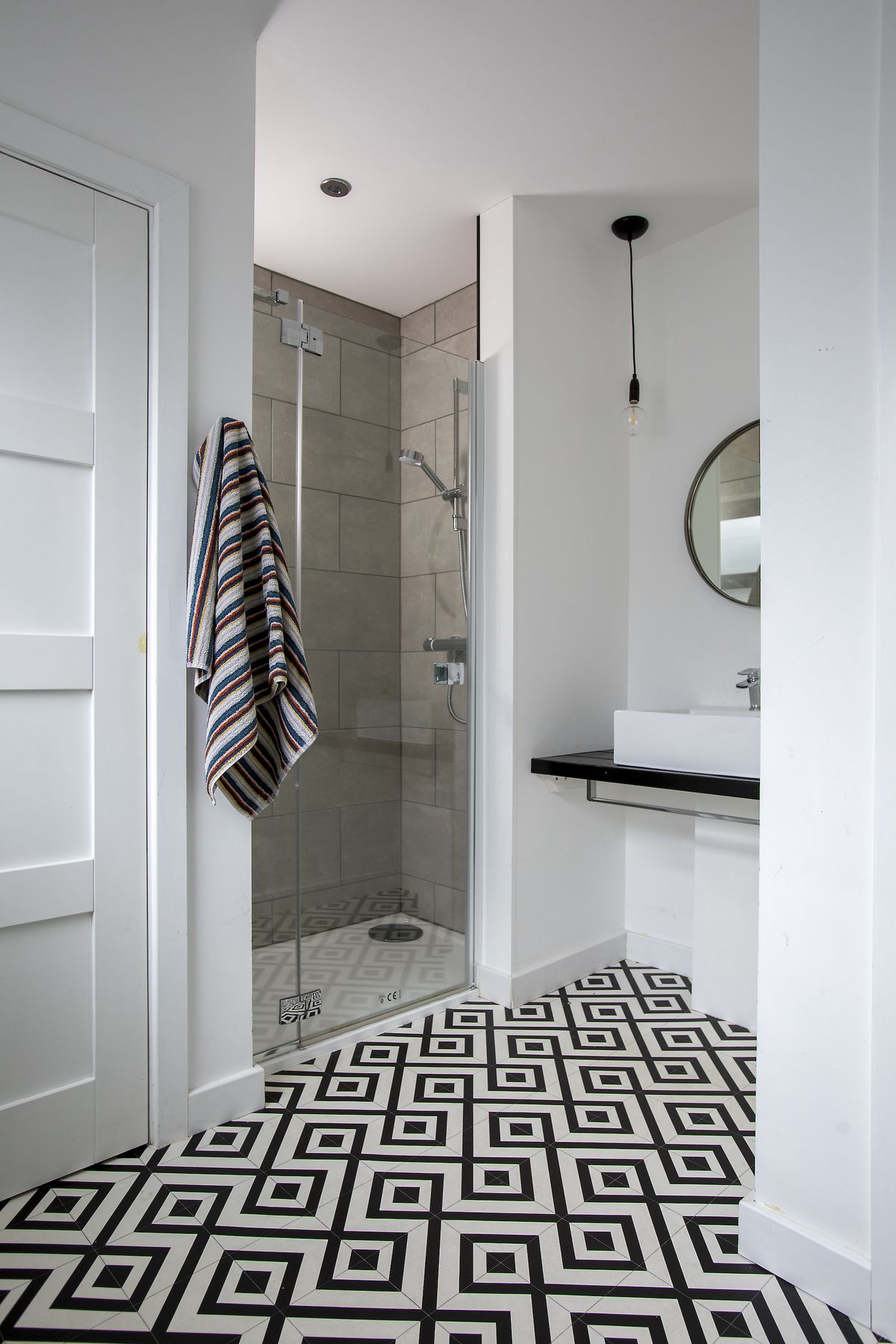 modern en suite with patterned tiles