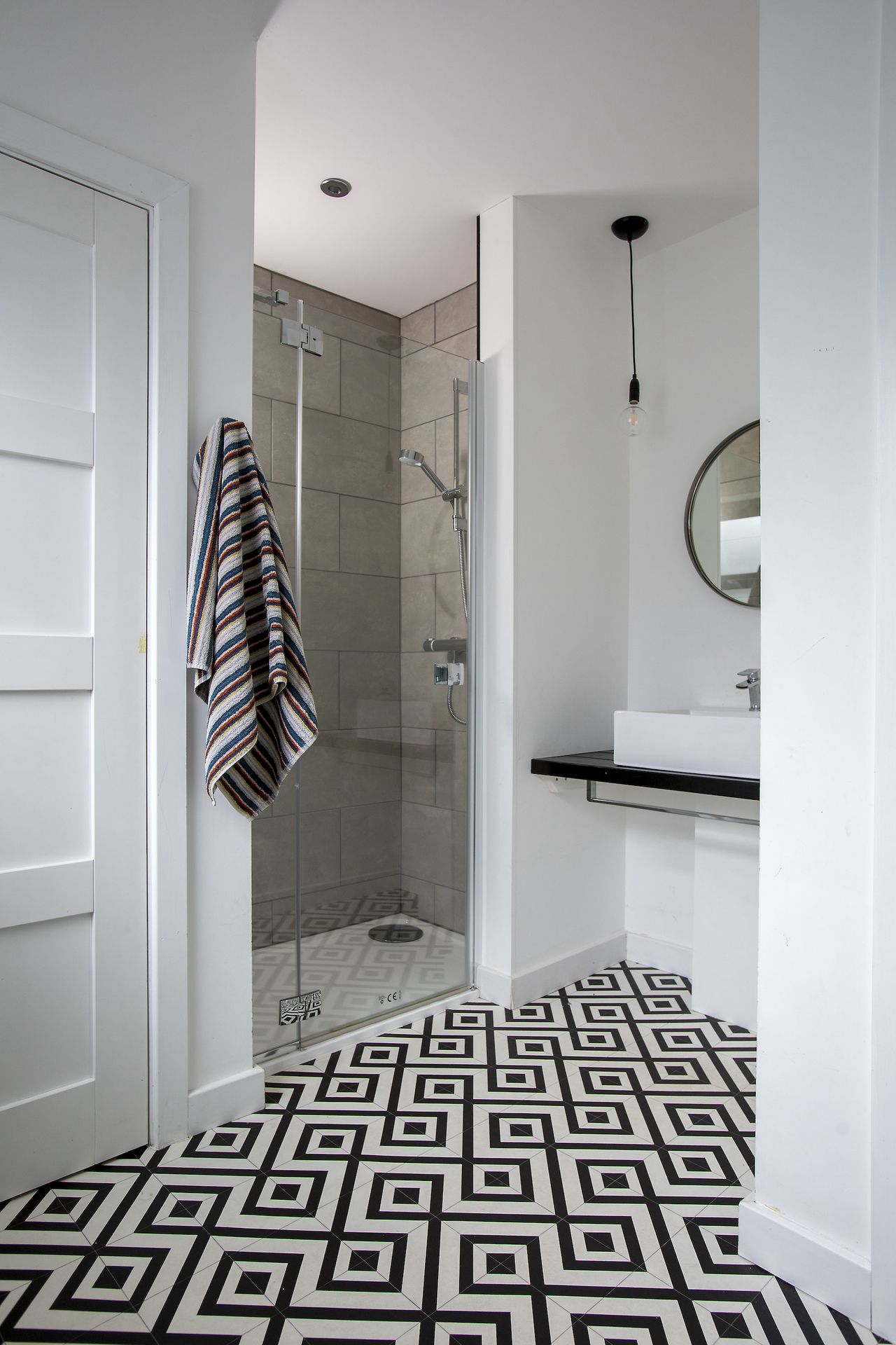 modern en suite with patterned tiles