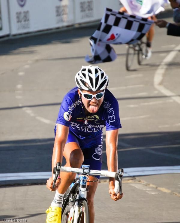 Camilo Gomez's expression betrays the difficultyt of the stage.