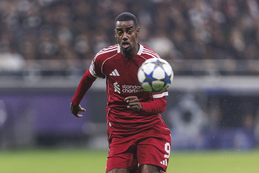 FRANKFURT AM MAIN, GERMANY - OCTOBER 22: Alexander Isak of Liverpool chases the ball during the UEFA Champions League 2025/26 League Phase MD3 match between Eintracht Frankfurt and Liverpool FC at Frankfurt Stadion on October 22, 2025 in Frankfurt am Main, Germany. (Photo by Sathire Kelpa/Eurasia Sport Images/Getty Images)