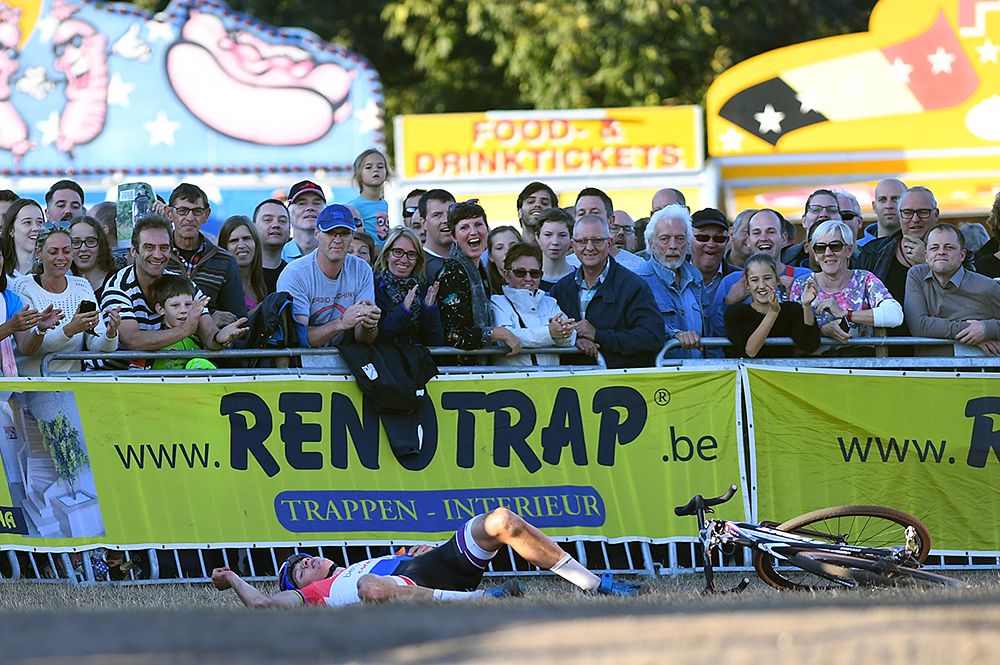 Crash in Zonhoven elite men's race