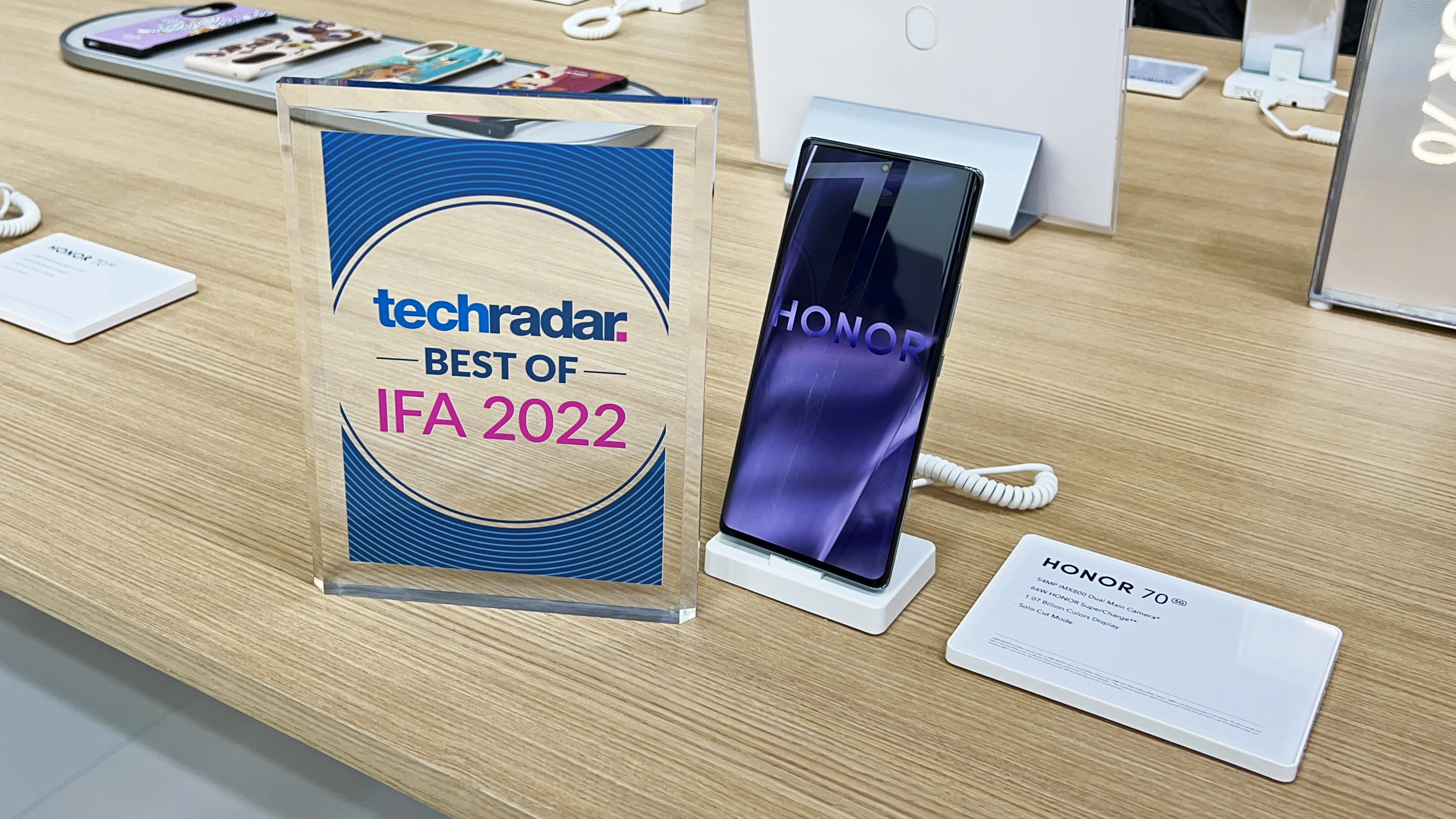 IFA 2022 award with Honor 70 phone.