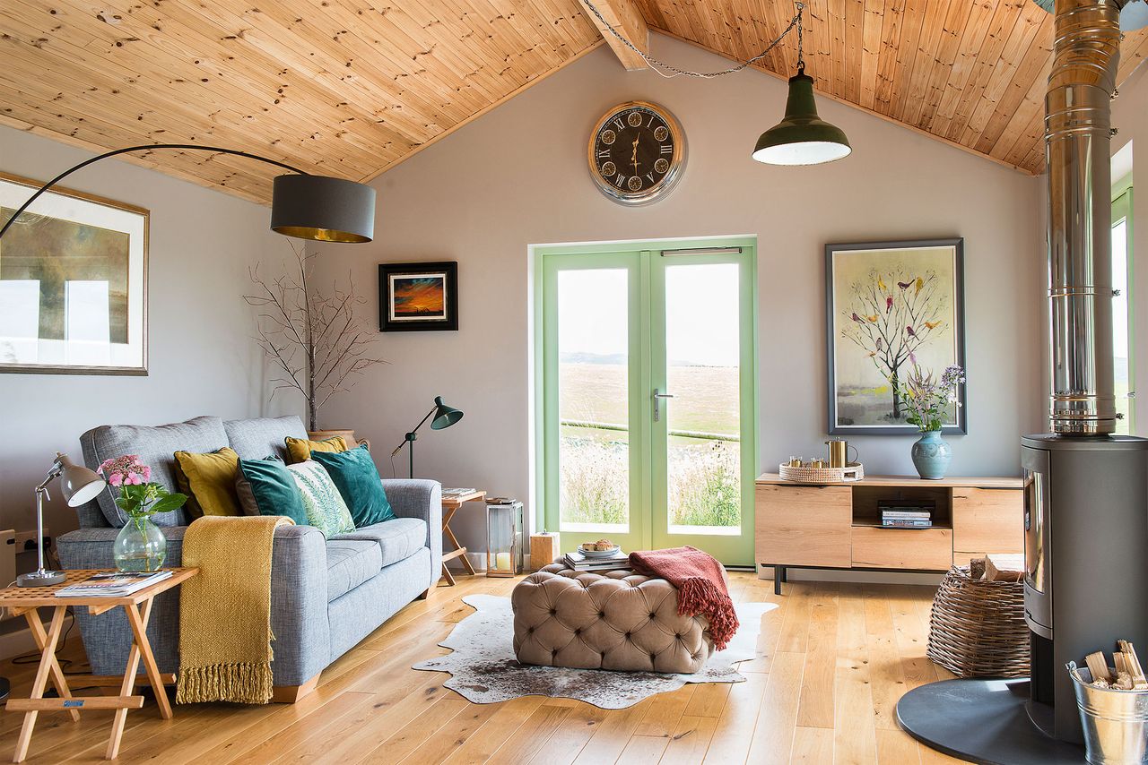 This cabin combines open plan living with cozy corners This cabin combines open plan living with cozy corners