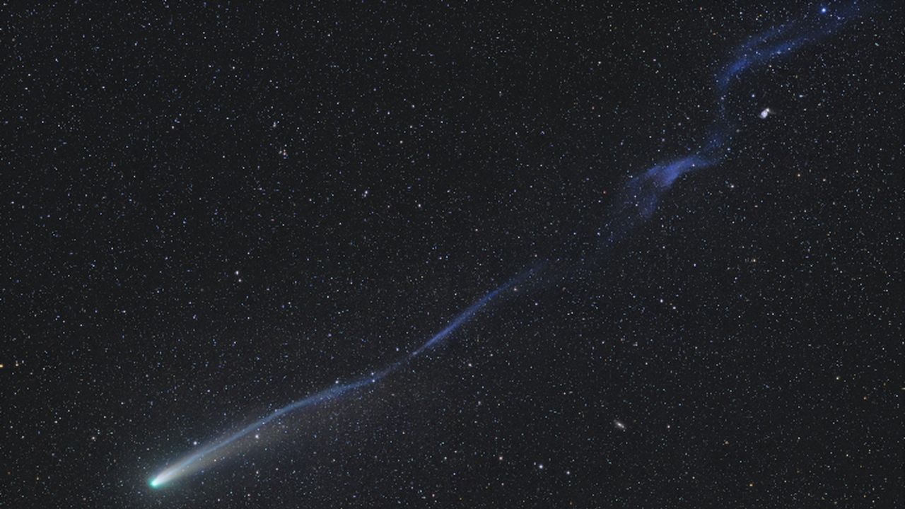Superbright 'Comet Lemmon' gets its tail temporarily torn to pieces by solar wind