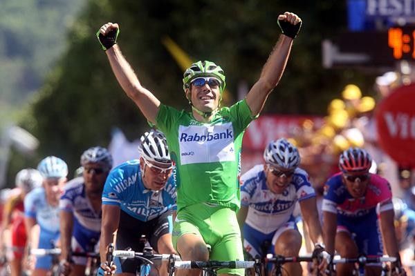 Oscar Freire (Rabobank) claims his fourth Tour stage and fifth victory this season.