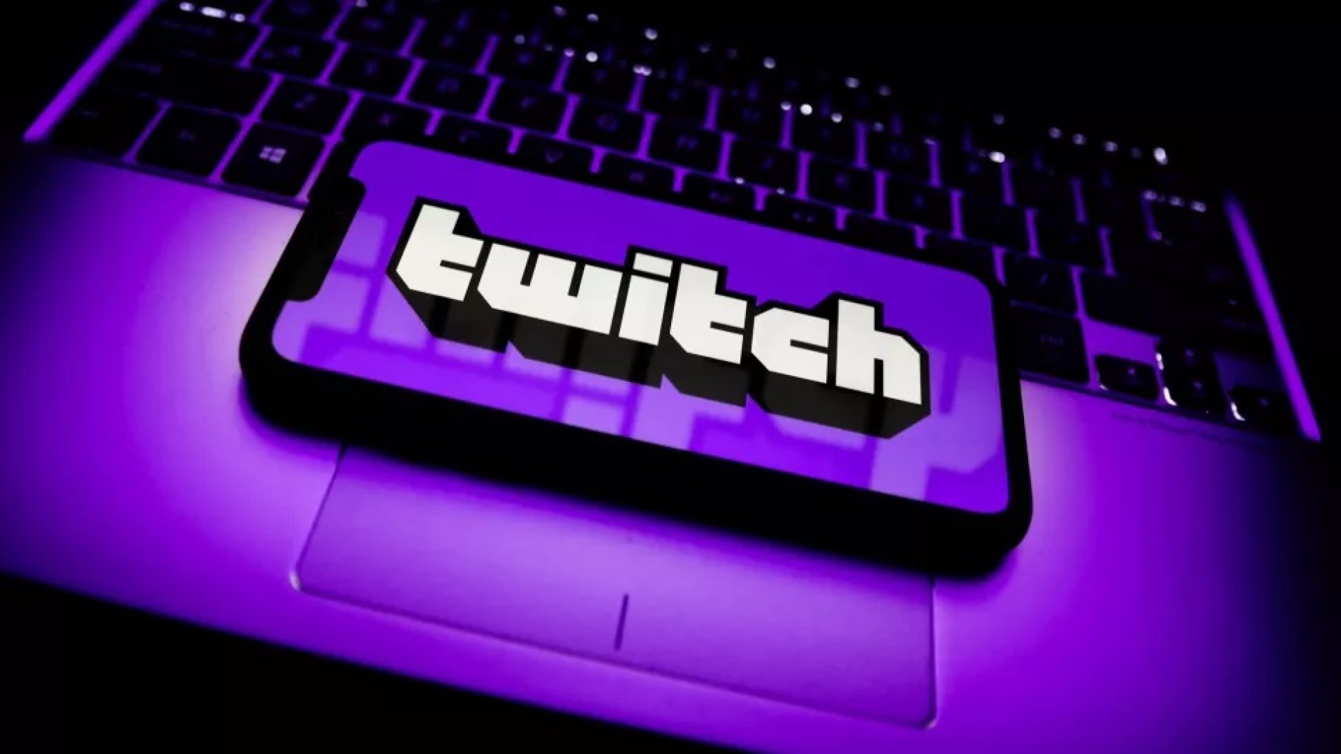 Logotipo de Twitch en el teclado del portátil