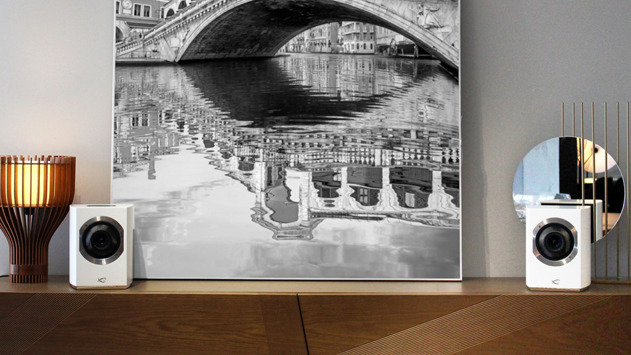 Cabasse Rialto speakers on the cover, with an image of the Venice Rialto bridge on the back