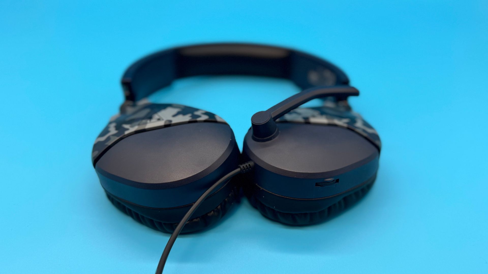 Turtle Beach Recon 70 gaming headset on a blue background