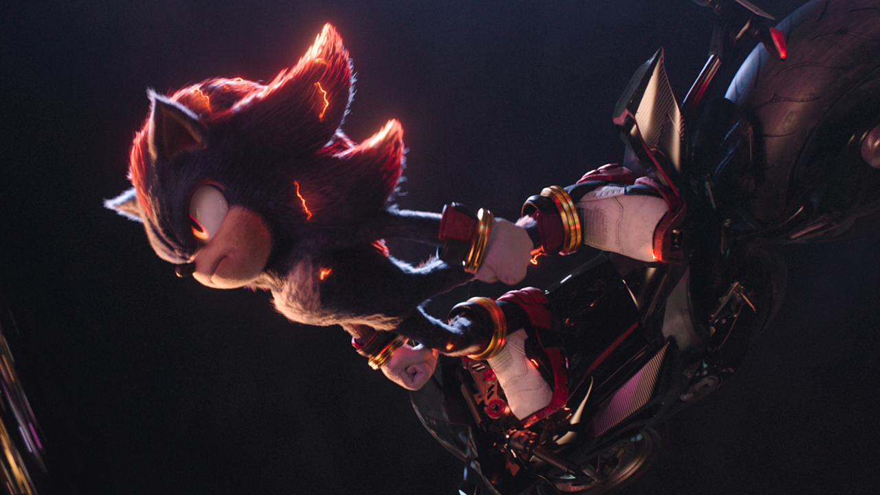 Shadow se encuentra desafiante en una motocicleta en el aire en Sonic the Hedgehog 3.