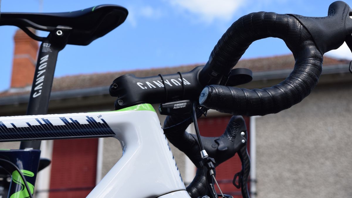 Valverde runs his cockpit with no spacers between the head tube and stem