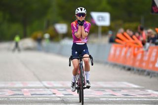 Setmana Valenciana: Niamh Fisher-Black wins hilly stage 3