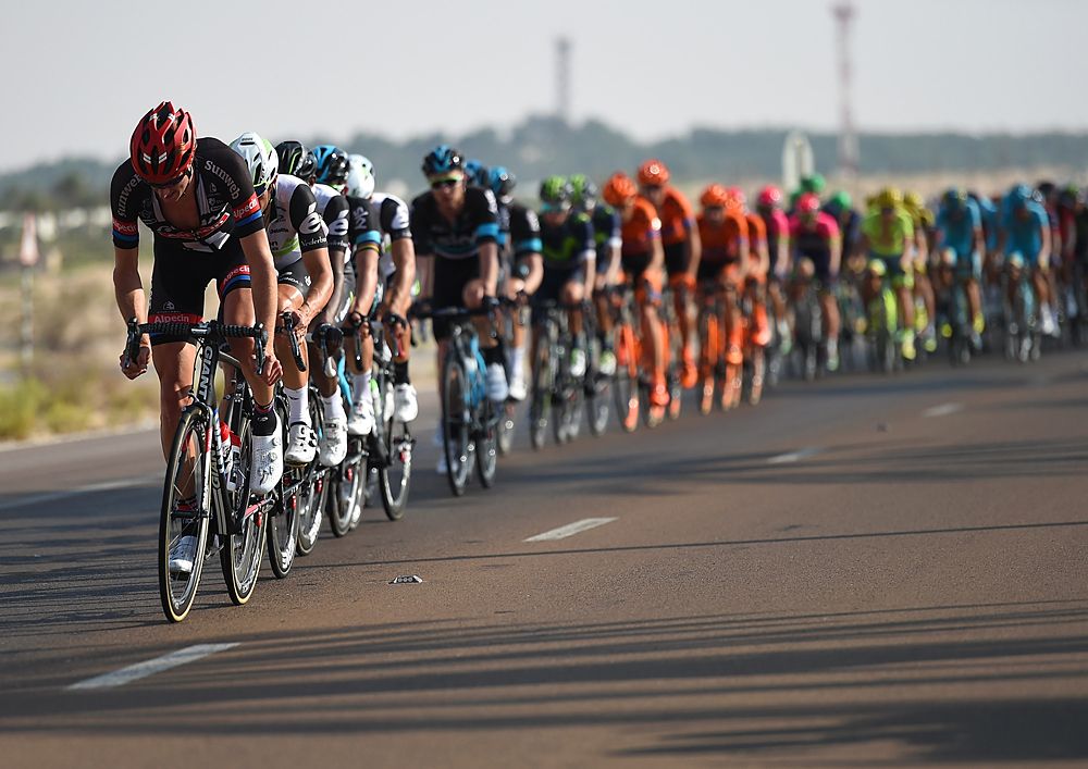 2016 Abu Dhabi Tour stage 2 - the peloton is lined out