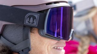 Woman wearing Glade Adapt 2 ski goggles – in profile