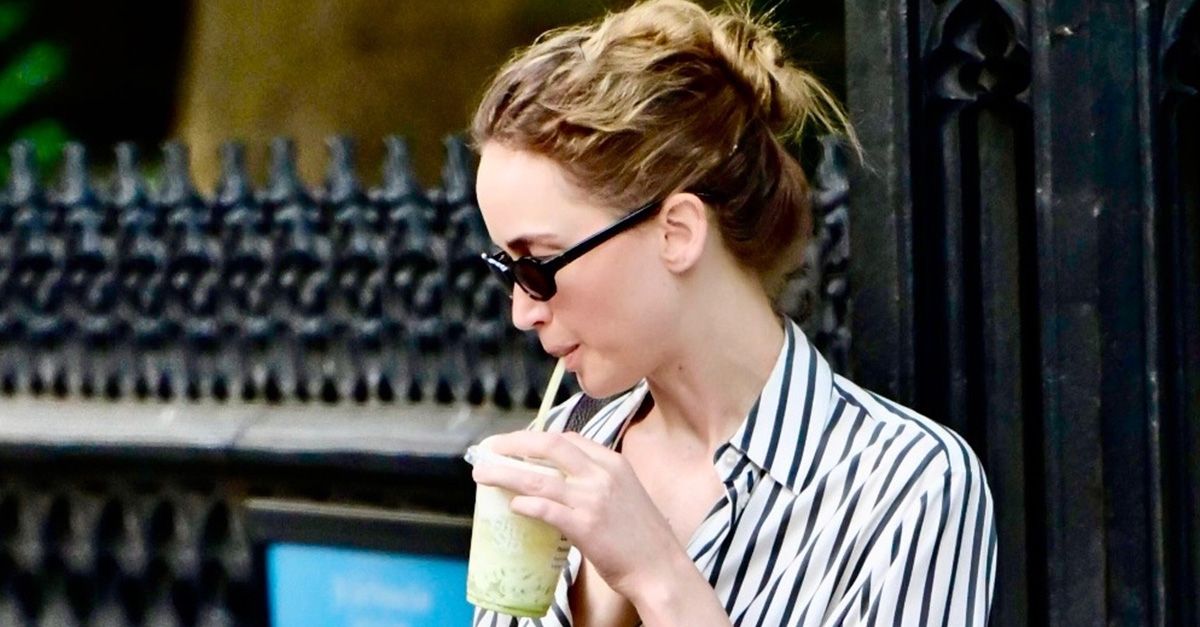 If You Want to Look Chic, Wear This J.Law-Approved Color Combo