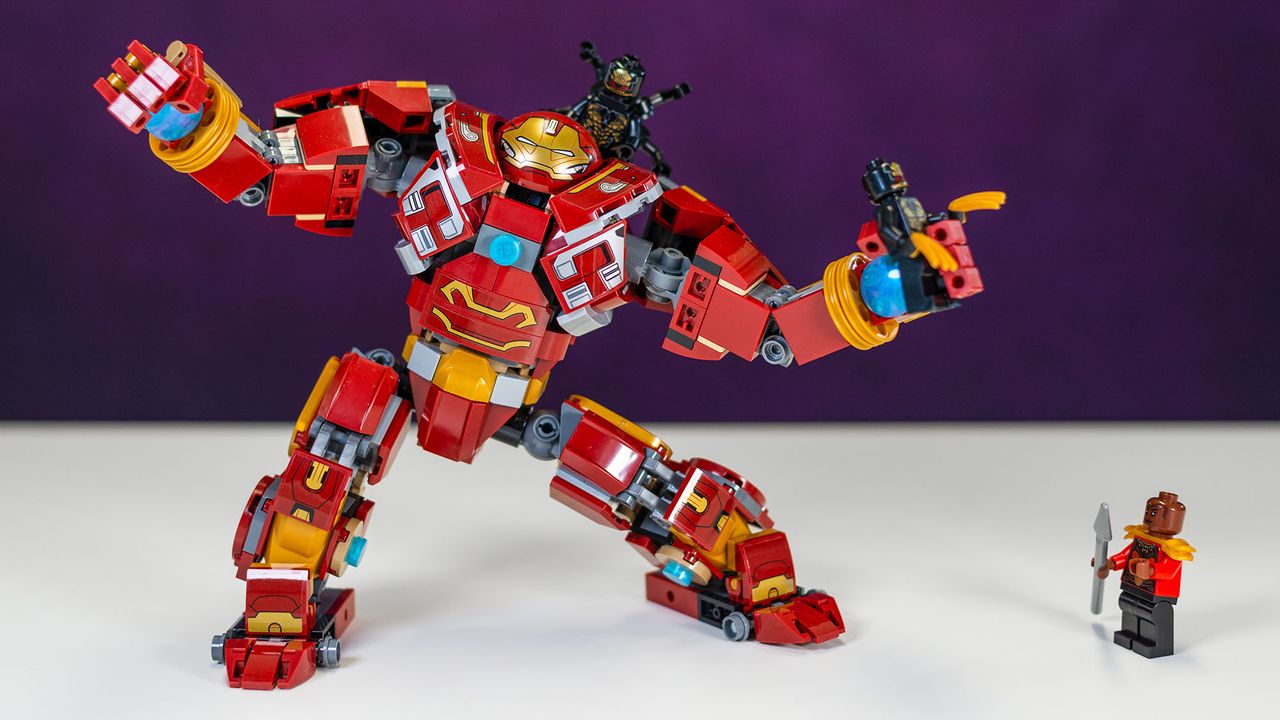 Lego Marvel Hulkbuster being attacked by an Outrider, while holding another in its left hand.